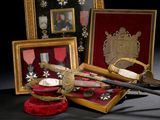 une photo représentant une épée et d'autres objets posés sur une table