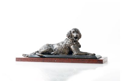 statue d'un chien couché sur un socle en bois, sur fond blanc