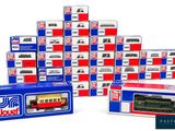 une pile de cartons sur laquelle est posé un petit train miniature