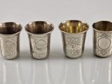 trois coupes en argent ornées de motifs, disposées les unes à côté des autres