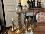 une table sur laquelle sont disposées plusieurs bougies