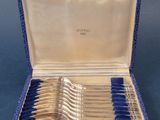 des couverts dans un coffret bleu bordé d'or