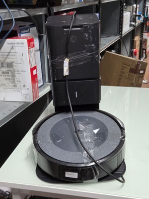 un robot assis sur une table