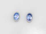 une paire de boucles d'oreilles en saphir bleu et diamants