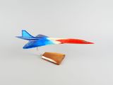 vue de dessous d'une maquette d'avion aux couleurs rouge, blanc et bleu