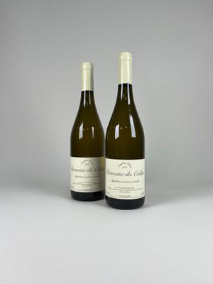 deux bouteilles de vin posées l'une à côté de l'autre sur une table