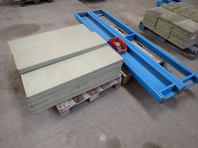 plusieurs palettes de bois sont empilées sur des palettes dans un entrepôt