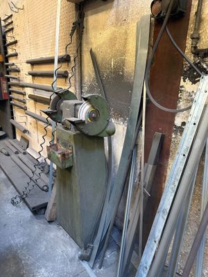 une machine posée à côté d'un tas de bois