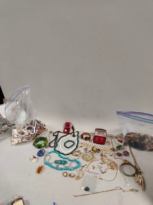 une table sur laquelle sont posés tout un tas de bijoux