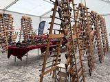 de nombreuses échelles en bois exposées sous un chapiteau