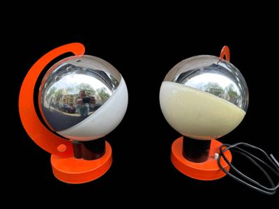 Paire de lampes sphériques en métal chromé et laqué orange