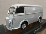 une camionnette miniature posée sur une table