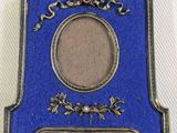 une image représentant une plaque bleue surmontée d'un cadre