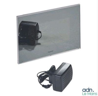 une photo d'un miroir avec un appareil photo et un chargeur