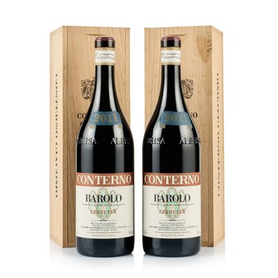 deux bouteilles de vin rouge dans un coffret en bois