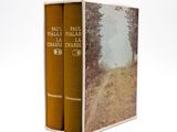 deux livres posés côte à côte sur une surface blanche