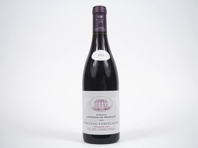 la bouteille de vin est posée sur une surface blanche