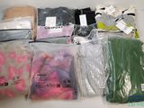 de nombreux sacs de vêtements posés sur une table