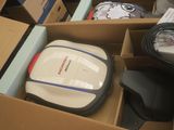 une boîte contenant un aspirateur et une souris