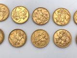 gros plan d'un paquet de pièces d'or sur une surface blanche