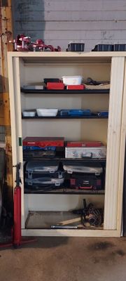 une armoire remplie d'outils dans un garage