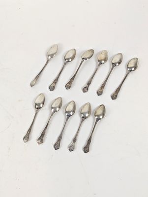 un ensemble de six cuillères en métal argenté posées sur un fond blanc