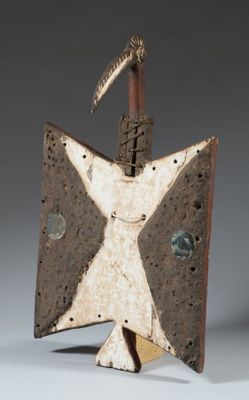 une image représentant une sculpture en bois d'une personne avec une étoile sur la tête