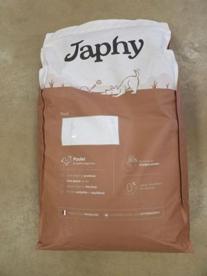 un sac de croquettes posé par terre