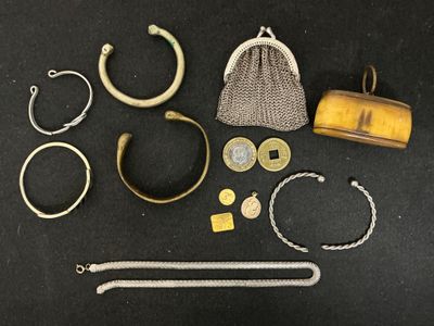 un assortiment de bijoux en argent et en or, comprenant un sac à main, des bracelets et des bagues