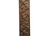 un panneau en bois orné d'un motif de fleurs et de feuilles