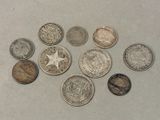 Plusieurs types de pièces de monnaie sont disposés en cercle sur une table