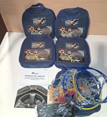 de nombreux objets posés sur une table