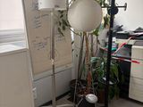 une lampe qui se trouve sur un support dans une pièce