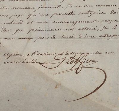 un très vieux document portant des inscriptions, posé sur une table