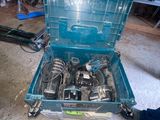 une boîte à outils bleue contenant tout un tas d'outils