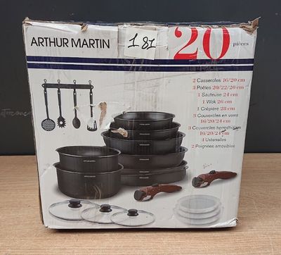 une boîte contenant tout un tas de casseroles et de poêles