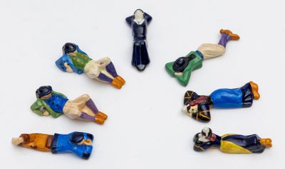 sept figurines représentant des personnes de différentes couleurs sur un fond blanc