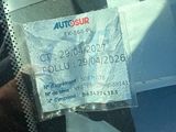 a sticker on the windshield of a car that says autosurr