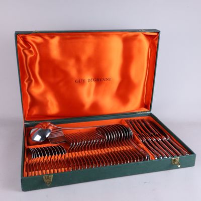 un coffret vert contenant un service d'argenterie