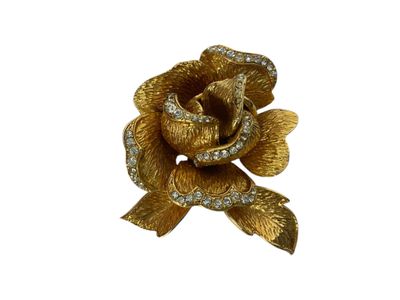 broche en forme de fleur de couleur dorée, ornée de cristaux sur fond blanc