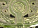 un gros plan d'un vase vert orné d'un motif décoratif