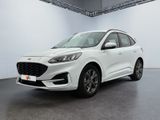 Une Ford Kuga blanche est garée dans une grande pièce