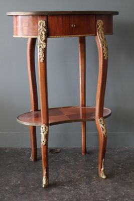 une table en bois surmontée d'une étagère
