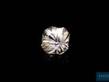 un diamant sur fond noir avec un reflet