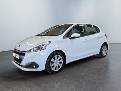 la petite voiture blanche est garée dans une grande pièce