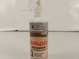un gros plan sur un flacon de spray posé sur un comptoir