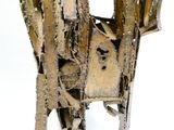 un morceau de bois qui a été scié et qui repose sur une table
