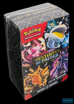La boîte est remplie de cartes à collectionner Pokémon et d'une tasse de café.