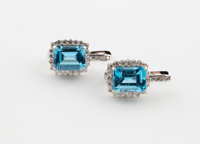 une paire de boucles d'oreilles en topaze bleue et diamants