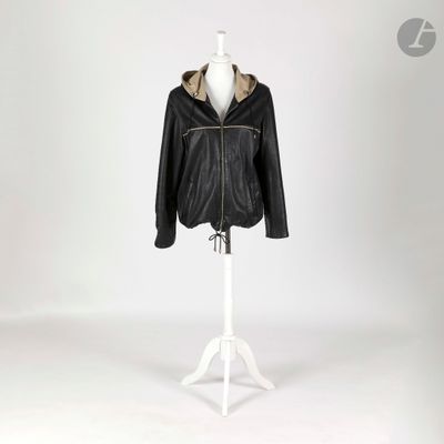 une veste en cuir noir posée sur un mannequin, sur fond blanc